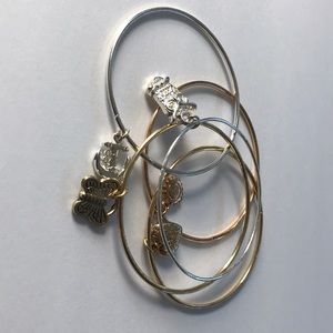 Set of 5 bangle bracelets all 5 for 6$